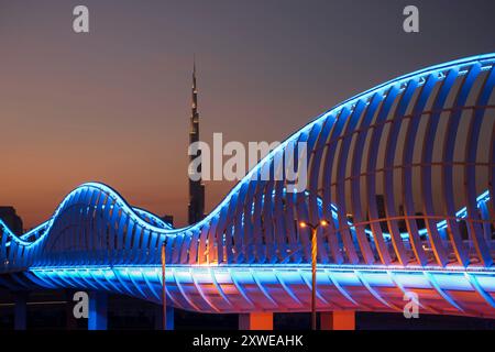 Dubai, Vereinigte Arabische Emirate, 3. April 2015. Die Meydan-Brücke ist nach Sonnenuntergang blau beleuchtet, moderne Architektur vor einem Dämmerungshimmel Stockfoto