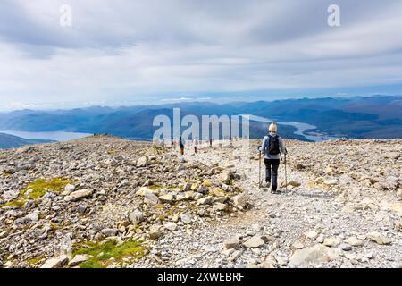 Wanderer, die den Ben Nevis – den höchsten Berg Großbritanniens – über den beliebten Pony Track, Highlands, Schottland, absteigen Stockfoto