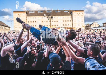 Horsens, Dänemark. August 2024. Festivalbesucher wurden bei einem Live-Konzert mit der amerikanischen Thrash-Metal-Band Testament während des dänischen Metal-Festivals Jailbreak 2024 in Horsens gesehen. Stockfoto