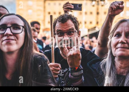 Horsens, Dänemark. August 2024. Festivalbesucher wurden bei einem Live-Konzert mit der amerikanischen Thrash-Metal-Band Testament während des dänischen Metal-Festivals Jailbreak 2024 in Horsens gesehen. Stockfoto