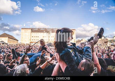 Horsens, Dänemark. August 2024. Festivalbesucher wurden bei einem Live-Konzert mit der amerikanischen Thrash-Metal-Band Testament während des dänischen Metal-Festivals Jailbreak 2024 in Horsens gesehen. Stockfoto