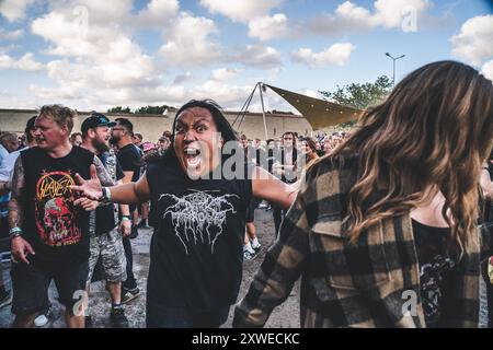 Horsens, Dänemark. August 2024. Festivalbesucher wurden bei einem Live-Konzert mit der amerikanischen Thrash-Metal-Band Testament während des dänischen Metal-Festivals Jailbreak 2024 in Horsens gesehen. Stockfoto