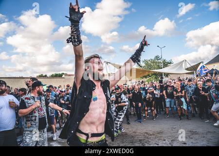 Horsens, Dänemark. August 2024. Festivalbesucher wurden bei einem Live-Konzert mit der amerikanischen Thrash-Metal-Band Testament während des dänischen Metal-Festivals Jailbreak 2024 in Horsens gesehen. Stockfoto