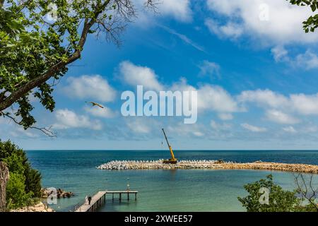 Brautpaar, Bräutigam und Braut. Meeresblick Meereslandschaft in der Nähe von Varna, Schwarzes Meer, Bulgarien, Spaziergänge am Meer. Europa, EU Stockfoto