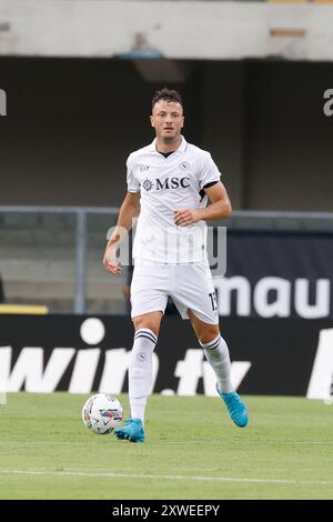 Amir Rrahmani aus Neapel wird am 18. August 2024 im Stadio Bentegodi in Verona, Italien, während des Fußballspiels der Serie A zwischen Hellas Verona und SSC Napoli im Stadio Bentegodi beobachtet. Stockfoto