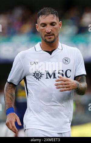 Matteo Politano aus Neapel wird am 18. August 2024 im Stadio Bentegodi in Verona, Italien, während des Fußballspiels der Serie A zwischen Hellas Verona und dem SSC Napoli in Aktion genommen. Stockfoto