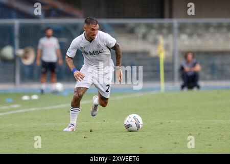 Matteo Politano aus Neapel wird am 18. August 2024 im Stadio Bentegodi in Verona, Italien, während des Fußballspiels der Serie A zwischen Hellas Verona und dem SSC Napoli in Aktion genommen. Stockfoto