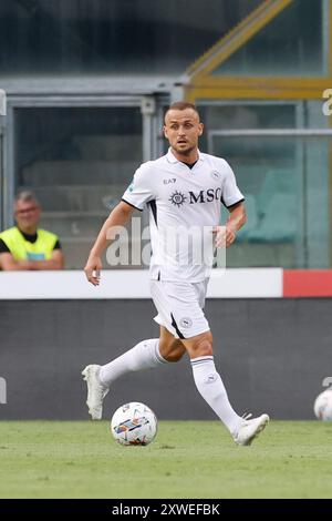 Verona, Venetien, Italien. August 2024. Stanislav Lobotka von Napoli wird am 18. August 2024 im Stadio Bentegodi in Verona in der Serie A des Fußballspiels zwischen Hellas Verona und SSC Napoli im Stadio Bentegodi beobachtet. (Kreditbild: © Ciro de Luca/ZUMA Press Wire) NUR REDAKTIONELLE VERWENDUNG! Nicht für kommerzielle ZWECKE! Stockfoto