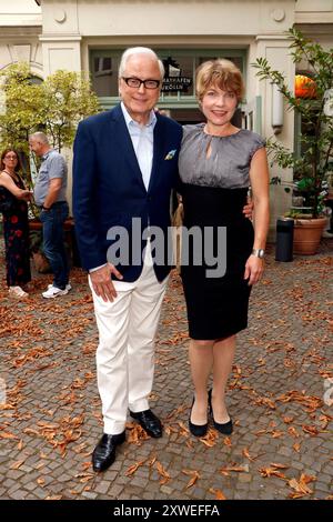 Die Tanzstunde , Premierengäste im Heimathafen Neukölln, Berlin, 18.08.2024 Hans-Jürgen Schatz und Antje Rietz bei der Ankunft zu der Premiere der Wiederaufnahme von die Tanzstunde von der Komödie Berlin im Heimathafen Neukölln in Berlin am 18.8,2024. Berlin Heimathafen Neukölln *** die Tanzstunde , Erstbesucher im Heimathafen Neukölln, Berlin, 18 08 2024 Hans Jürgen Schatz und Antje Rietz bei der Uraufführung des Revivals der Tanzstunde durch Komödie Berlin im Heimathafen Neukölln in Berlin am 18 8 2024 Berlin Heimathafen Neukölln Copyright: XAnitaxBuggex Stockfoto