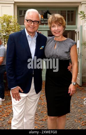 Die Tanzstunde , Premierengäste im Heimathafen Neukölln, Berlin, 18.08.2024 Hans-Jürgen Schatz und Antje Rietz bei der Ankunft zu der Premiere der Wiederaufnahme von die Tanzstunde von der Komödie Berlin im Heimathafen Neukölln in Berlin am 18.8,2024. Berlin Heimathafen Neukölln *** die Tanzstunde , Erstbesucher im Heimathafen Neukölln, Berlin, 18 08 2024 Hans Jürgen Schatz und Antje Rietz bei der Uraufführung des Revivals der Tanzstunde durch Komödie Berlin im Heimathafen Neukölln in Berlin am 18 8 2024 Berlin Heimathafen Neukölln Copyright: XAnitaxBuggex Stockfoto