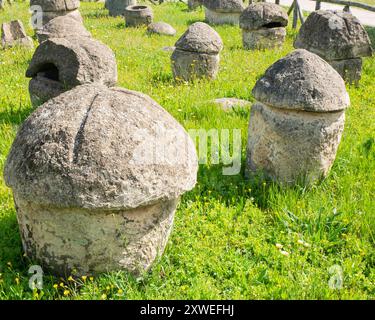 Tarquinia Italien etruskische Nekropole mit pilzförmigen Gräbern Stockfoto