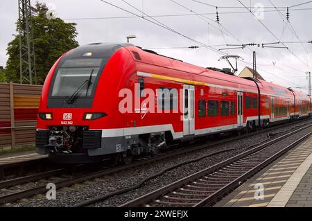 DB Deutsche Bahn. Sonderfahrt - Regio Zug der Baureihe 1462. Siemens Desiro HC sind elektrische, ein- und doppelstöckige Triebzüge des Herstellers Siemens Mobility aus der Produktfamilie Siemens Desiro. Die Desiro-HC-Triebzüge werden im Deutschen Fahrzeugeinstellungsregister als Baureihennummern 0462, 1462, 2462, 3462 und 4462 geführt *** DB Deutsche Bahn Sonderfahrt Regio Zug der Baureihe 1462 Siemens Desiro HC sind elektrisch, ein- und Doppelstocktriebzüge des Herstellers Siemens Mobility aus der Siemens Desiro Produktfamilie die Triebzüge Desiro HC sind li Stockfoto