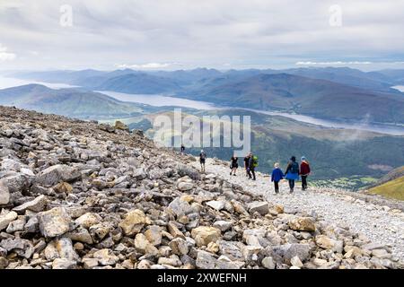 Wanderer klettern auf dem Ben Nevis - dem höchsten Berg Großbritanniens über den beliebten Pony Track, Highlands, Schottland, Großbritannien Stockfoto