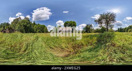 360 Grad Panorama Ansicht von 360 hdri-Panorama in der Nähe eines verlassenen sterbenden Dorfes mitten im Wald mit einem bewachsenen Gebiet in vollumfänglicher sphärischer, gleichrechteckiger Projektion, r