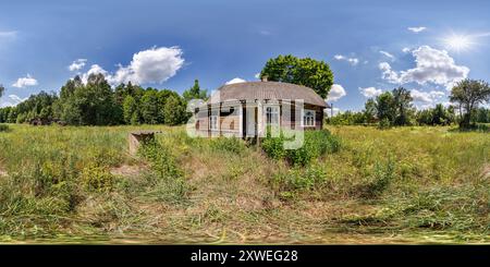 360 Grad Panorama Ansicht von 360 hdri-Panorama in der Nähe eines verlassenen sterbenden Dorfes inmitten eines Waldes mit einer bewachsenen Fläche in vollumfänglicher sphärischer, gleicheckiger Projektion,