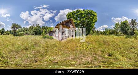 360 Grad Panorama Ansicht von 360 hdri-Panorama in der Nähe eines verlassenen sterbenden Dorfes inmitten eines Waldes mit einer bewachsenen Fläche in vollumfänglicher sphärischer, gleicheckiger Projektion,