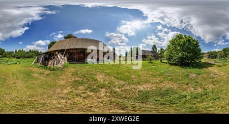 360 Grad Panorama Ansicht von 360 hdri-Panorama in der Nähe eines verlassenen sterbenden Dorfes inmitten eines Waldes mit einer bewachsenen Fläche in vollumfänglicher sphärischer, gleicheckiger Projektion,