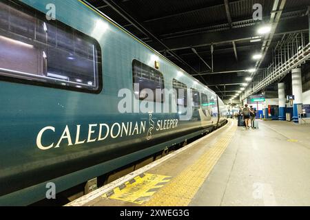 Mark 5 Personenwagen des Caledonian Sleeper Train wartet auf Abfahrt am Bahnhof Euston, London, England Stockfoto