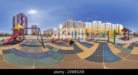 360 Grad Panorama Ansicht von 360 hdri-Panorama auf Sport- oder Kinderspielplatz inmitten eines Wohnkomplexes zwischen Wolkenkratzern mit Outdoor-Fitnessgeräten Gym i