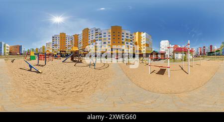 360 Grad Panorama Ansicht von 360 hdri-Panorama auf Sport- oder Kinderspielplatz inmitten eines Wohnkomplexes zwischen Wolkenkratzern mit Outdoor-Fitnessgeräten Gym i