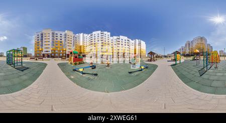 360 Grad Panorama Ansicht von 360 hdri-Panorama auf dem Sporthalle oder Kinderspielplatz in der Mitte eines Wohnkomplexes zwischen Wolkenkratzern mit Outdoor-Fitnessgeräten