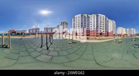 360 Grad Panorama Ansicht von 360 hdri-Panorama auf Sport- oder Kinderspielplatz inmitten eines Wohnkomplexes zwischen Wolkenkratzern mit Outdoor-Fitnessgeräten Gym i