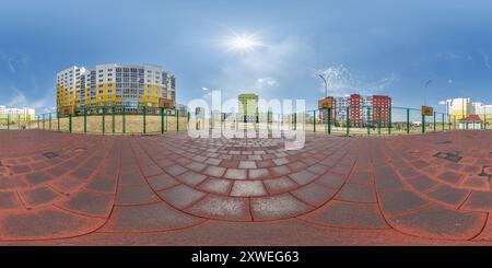 360 Grad Panorama Ansicht von 360 hdri-Panorama auf Sport- oder Kinderspielplatz inmitten eines Wohnkomplexes zwischen Wolkenkratzern mit Outdoor-Fitnessgeräten Gym i