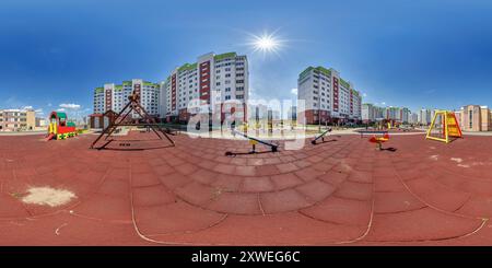 360 Grad Panorama Ansicht von 360 hdri-Panorama auf Sport- oder Kinderspielplatz inmitten eines Wohnkomplexes zwischen Wolkenkratzern mit Outdoor-Fitnessgeräten Gym i