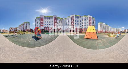 360 Grad Panorama Ansicht von 360 hdri-Panorama auf dem Sporthalle oder Kinderspielplatz in der Mitte eines Wohnkomplexes zwischen Wolkenkratzern mit Outdoor-Fitnessgeräten