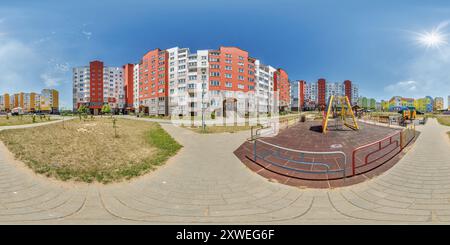 360 Grad Panorama Ansicht von 360 hdri-Panorama auf Sport- oder Kinderspielplatz inmitten eines Wohnkomplexes zwischen Wolkenkratzern mit Outdoor-Fitnessgeräten Gym i