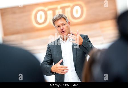 Hamburg, Deutschland. August 2024. Bundeswirtschaftsminister Robert Habeck (Allianz 90/die Grünen) spricht bei einem Besuch im Unternehmen mit Auszubildenden und Studenten der Otto Group. Vermerk: Daniel Bockwoldt/dpa/Alamy Live News Stockfoto