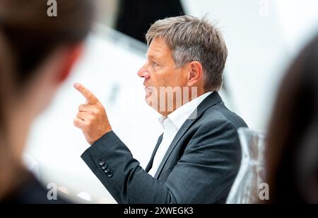 Hamburg, Deutschland. August 2024. Bundeswirtschaftsminister Robert Habeck (Allianz 90/die Grünen) spricht bei einem Besuch im Unternehmen mit Auszubildenden und Studenten der Otto Group. Vermerk: Daniel Bockwoldt/dpa/Alamy Live News Stockfoto