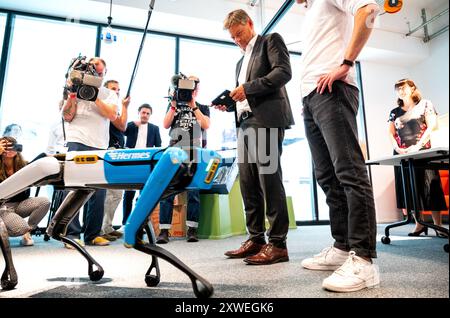 Hamburg, Deutschland. August 2024. Robert Habeck (Allianz 90/die Grünen, M), Bundeswirtschaftsminister, steuert bei einem Besuch der Otto Group einen Roboter. Vermerk: Daniel Bockwoldt/dpa/Alamy Live News Stockfoto