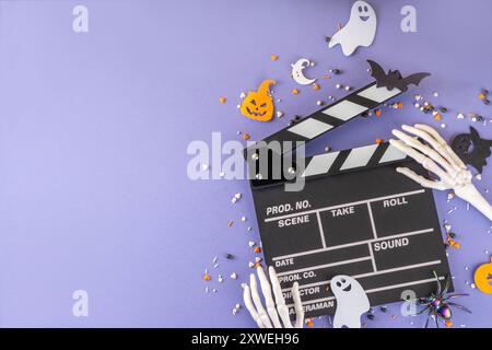Horrorfilm, Filmabend, Halloween-Kinoparty mit Süßwareneimer, Popcorn, Filmklapperbrett und Halloween-Dekorationen Stockfoto