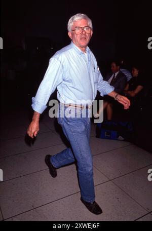 **DATEIFOTO** Phil Donahue ist gestorben. Phil Donahue um 1990. Hinweis: Ralph Dominguez/MediaPunch Stockfoto