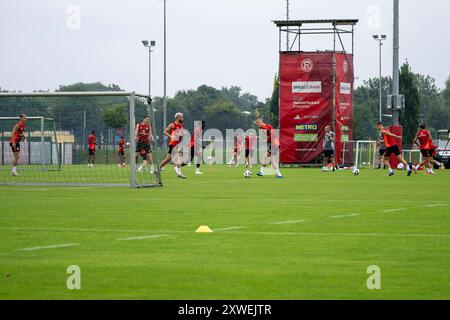 14.08.2024, Fußball: 2. Bundesliga, Saison 2024/2025, Oeffentliches Training, Borussia Mönchengladbach auf dem Trainingsgelaende an der Merkur Spiel Arena in Düsseldorf. Die Trainingsgruppe 1 bei Passuebungen. Foto: Kirchner-Media/TH Stockfoto