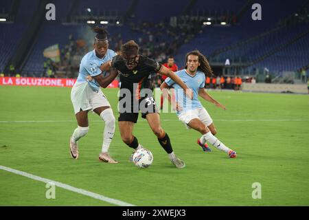 Rom, Latium, Italien. August 2024. ROM ITALIEN 18 - 2024 . Italien Serie A Match 1 Latium - Venedig. Im Stadio Olimpico des Fußballspiels zwischen Latium und Venezia, zum ersten Tag der italienischen Serie A Enilive 2024-2025. (Paolo Pizzi World Copyright). In diesem Bild: Tijjjani Noslin, Marin Sverko, Matteo Guendouzi (Kreditbild: © Paolo Pizzi/Pacific Press via ZUMA Press Wire) NUR REDAKTIONELLE VERWENDUNG! Nicht für kommerzielle ZWECKE! Stockfoto