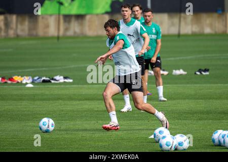 05.08.2024, Fußball: 1. Bundesliga, Saison 2024/2025, Oeffentliches Training, Borussia Mönchengladbach auf den Trainingsplaetzen am Borussia Park in Mönchengladbach. Joe Scally (Borussia Mönchengladbach, #29) sprintet zum Ball. Foto: Kirchner-Media/TH Stockfoto