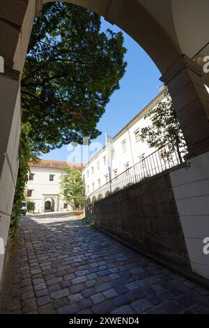 Linz, Österreich. August 2024. Innenblick auf den Innenhof des Schlosses und das Stadtzentrum Stockfoto