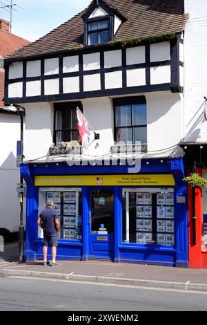 Mann, der Immobilienangebote ansieht, die in einem Schaufenster eines Immobilienmaklers angezeigt werden. Upton upon Severn, Worcestershire, Großbritannien Stockfoto