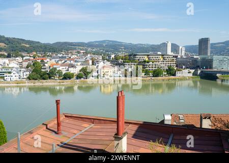 Linz, Österreich. August 2024. Panoramablick auf die Donau und die Stadt vom Burgberg Stockfoto