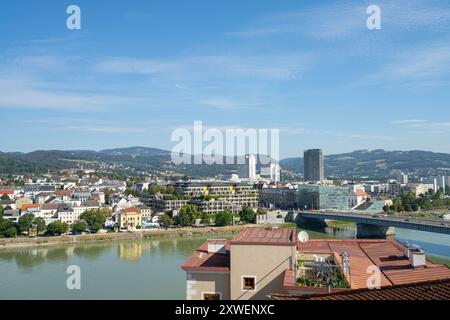 Linz, Österreich. August 2024. Panoramablick auf die Donau und die Stadt vom Burgberg Stockfoto