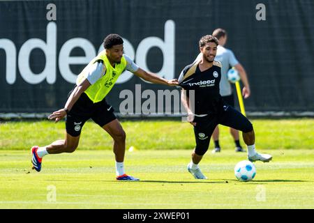 Aurele Amenda (Eintracht Frankfurt, #05) im Zweikampf mit Omar Marmoush (Eintracht Frankfurt, #07), GER, Eintracht Frankfurt, Training, Fussball, Bundesliga, Saison 2024/2025, 15.08.2024. Foto: Eibner-Pressefoto/Florian Wiegand Stockfoto