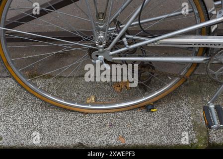 Paris, Frankreich. Ein flacher Fahrradreifen. Ein Durchbruch in einem Fahrradreifen. Stockfoto