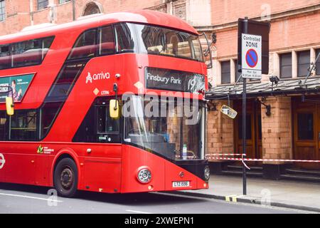 London, Großbritannien. August 2024. Schaden am Bus Nr. 19, der ins Palace Theatre im Londoner West End stürzte. Quelle: Vuk Valcic/Alamy Live News Stockfoto