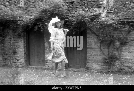 Country Life Fashion 1974 britische Damenmode Stockfoto