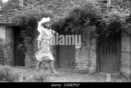 Country Life Fashion 1974 britische Damenmode Stockfoto