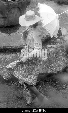 Country Life Fashion 1974 britische Damenmode Stockfoto