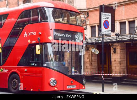 London, Großbritannien. August 2024. Schaden am Bus Nr. 19, der ins Palace Theatre im Londoner West End stürzte. Quelle: Vuk Valcic/Alamy Live News Stockfoto