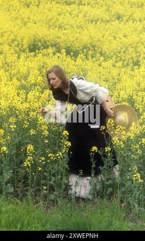 Country Life Fashion 1974 britische Damenmode Stockfoto